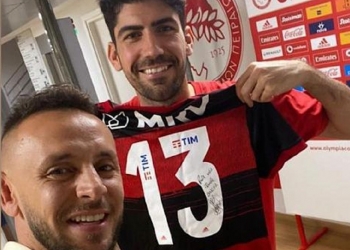 Rafinha presenteia jogadores do Olympiacos com camisa do Flamengo após rescisão e aumenta rumores de retorno ao Rubro-Negro