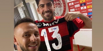 Rafinha presenteia jogadores do Olympiacos com camisa do Flamengo após rescisão e aumenta rumores de retorno ao Rubro-Negro