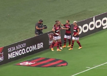 Flamengo atropela o Vasco, reduz a distância para o Internacional e está ainda mais perto do título do Brasileirão