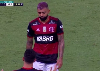 Gabigol se irrita ao ir para o banco de reservas e Ceni explica o motivo da substituição