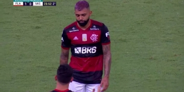 Gabigol se irrita ao ir para o banco de reservas e Ceni explica o motivo da substituição