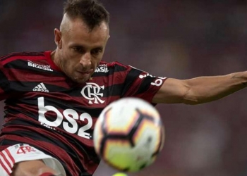 Flamengo apresenta proposta e aguarda resposta de Rafinha; Palmeiras e Atlético-MG estudam ofertas ao lateral