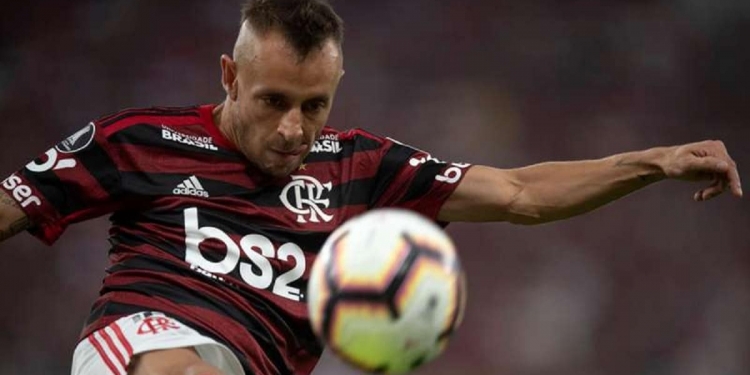 Flamengo apresenta proposta e aguarda resposta de Rafinha; Palmeiras e Atlético-MG estudam ofertas ao lateral