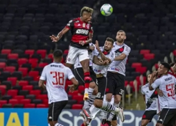 Bruno Henrique comemora após ser comparado a Cristiano Ronaldo por jogada memorável contra o Vasco