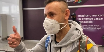 Rafinha chega ao Rio de Janeiro e desconversa quando questionado sobre o Flamengo: ‘Não vou me precipitar’