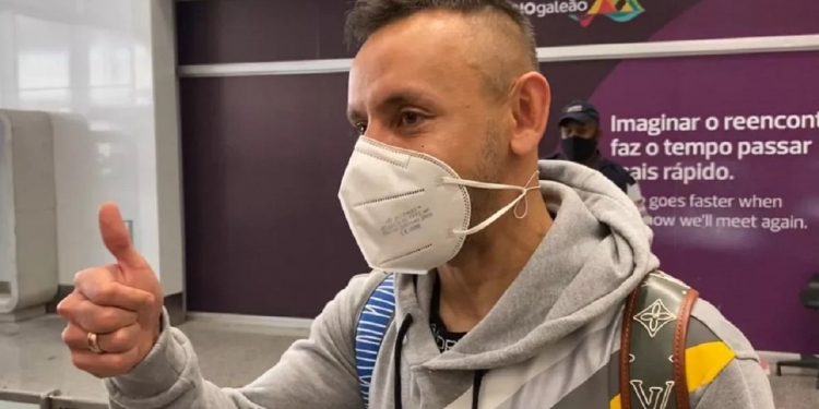 Rafinha chega ao Rio de Janeiro e desconversa quando questionado sobre o Flamengo: ‘Não vou me precipitar’