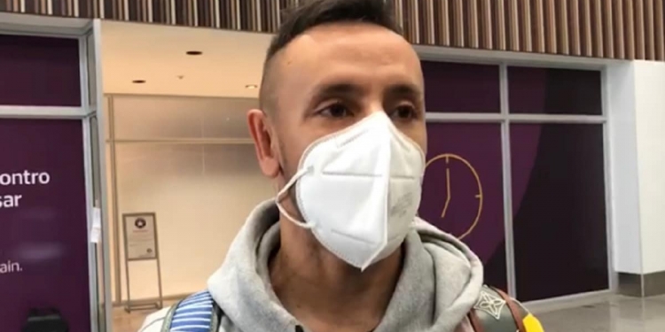 Rafinha chega ao RJ, agradece torcedores e deixa mensagem enigmática: ‘Espero que tenha um final feliz’