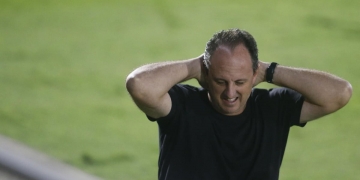 Rogério Ceni é detonado por torcedores após empate contra o Bragantino por conta da demora nas substituições