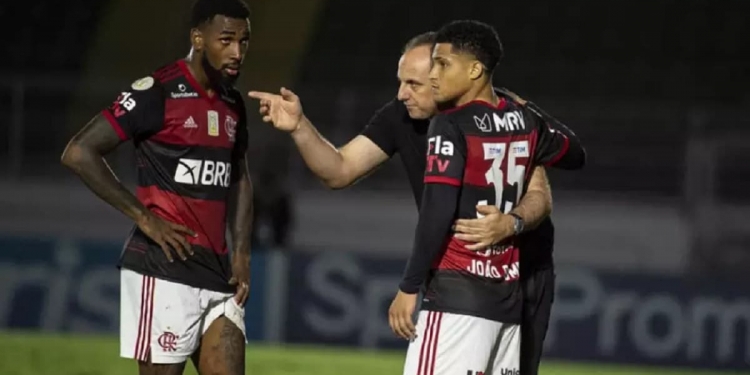 Rogério Ceni sofre com desfalque de última hora para a partida contra o Corinthians pela próxima rodada do Brasileirão