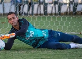 Flamengo oficializa transferência do goleiro César para clube da Série A