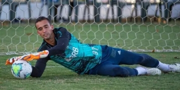 Flamengo oficializa transferência do goleiro César para clube da Série A