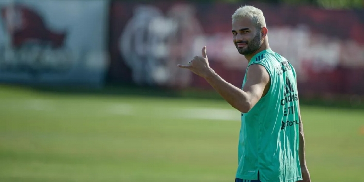 Thiago Maia tem primeiro contato com bola após delicada cirurgia e apresenta evolução em tempo recorde