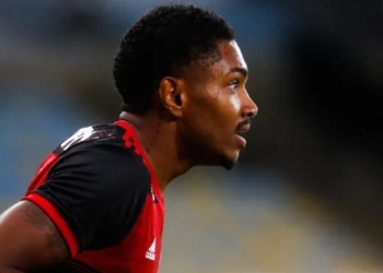 Vitinho e mais três jogadores estão próximos de deixar o Flamengo; quarteto não interessa o clube e tem propostas do exterior