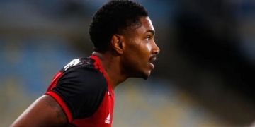Vitinho e mais três jogadores estão próximos de deixar o Flamengo; quarteto não interessa o clube e tem propostas do exterior