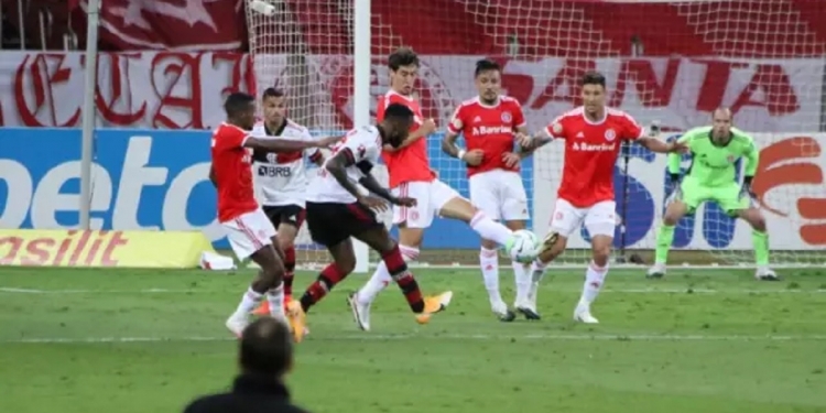 Comentarista explica o porquê do Flamengo ser favorito contra o Inter: ‘Joga em casa e tem um time melhor’