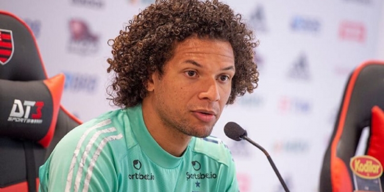 Urgente: Willian Arão sofre fratura exposta no dedão do pé após acidente no banheiro de casa e é desfalque para o Flamengo