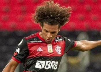 Willian Arão passa a noite internado em hospital após fratura em um dos dedos do pé