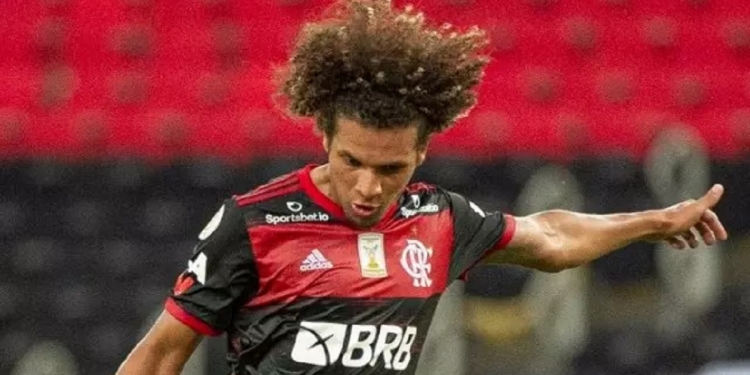 Willian Arão passa a noite internado em hospital após fratura em um dos dedos do pé
