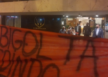 ‘Gabigol tá pedindo’: torcedores do Flamengo recordam icônica narração de Galvão Bueno para provocar Inter na porta do hotel