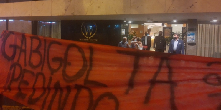 ‘Gabigol tá pedindo’: torcedores do Flamengo recordam icônica narração de Galvão Bueno para provocar Inter na porta do hotel