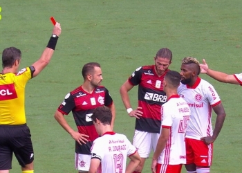 Com Rodinei expulso, flamenguistas não perdoam torcedor que pagou multa de R$ 1 milhão e memes se multiplicam