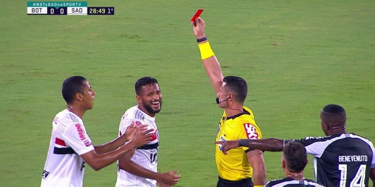 São Paulo perde dois titulares e fica sem laterais para jogar contra o Flamengo na quinta-feira