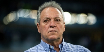 Em áudio vazado, Abel Braga culpa a ‘sacanagem da arbitragem’ por derrota para o Flamengo