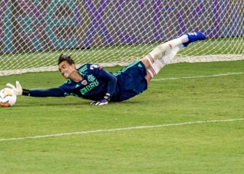 Ida do goleiro César ao Atlético-GO está ameaçada por conta de lesão, cuja gravidade preocupa o Flamengo