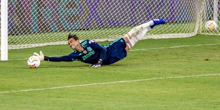 Ida do goleiro César ao Atlético-GO está ameaçada por conta de lesão, cuja gravidade preocupa o Flamengo