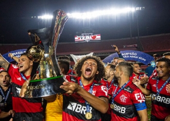 Ídolo do Flamengo na década de 1980 acredita que atual geração irá superá-los: ‘mais longe até do que fizemos’