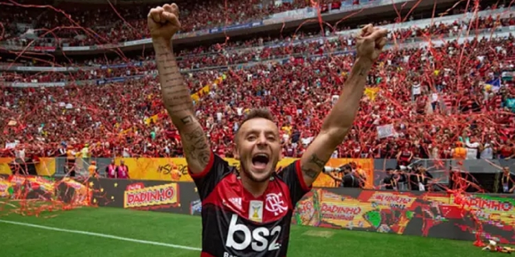 Rafinha comemora bicampeonato do Flamengo e Bruno Henrique interage: ‘Estamos te esperando’