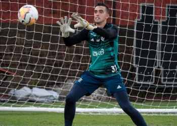 Goleiro do Flamengo é diagnosticado com grave lesão no joelho e passará por cirurgia em março