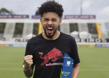 Revelação, artilheiro e craque do Brasileirão, Claudinho é convidado a jogar no Flamengo e anima a torcida