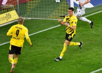 Joia revelada pelo Flamengo, Reinier marca seu primeiro gol pelo Borussia Dortmund e comemora entusiasmado