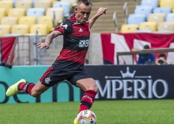 Adidas disponibiliza personalização de nova camisa com nome de Rafinha e aumenta rumores de contratação
