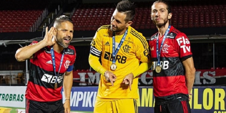 Diego Ribas faz aniversário em meio ao auge da carreira e é homenageado por craques do Flamengo