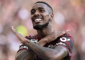 Gerson aproveita férias para inovar visual e adota ‘coque samurai’, rendendo elogios por parte dos rubro-negros