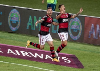 Jogador do Flamengo passa por procedimento estético para reduzir curvatura das orelhas e resultado impressiona