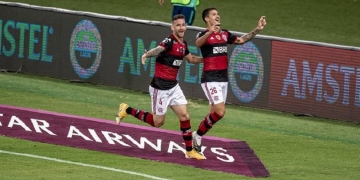 Jogador do Flamengo passa por procedimento estético para reduzir curvatura das orelhas e resultado impressiona