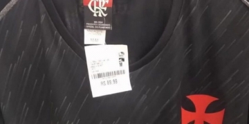 Loja vende camisa do Vasco com etiqueta do Flamengo e vira meme na internet: ‘União Flasco está viva’