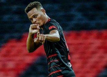 Estrela do Flamengo na vitória sobre o Macaé, Rodrigo Muniz foi ‘descoberto’ por Rogério Ceni e ganha espaço no profissional