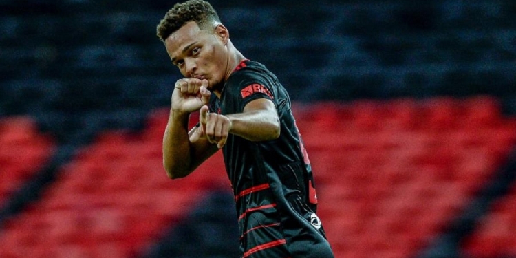 Estrela do Flamengo na vitória sobre o Macaé, Rodrigo Muniz foi ‘descoberto’ por Rogério Ceni e ganha espaço no profissional