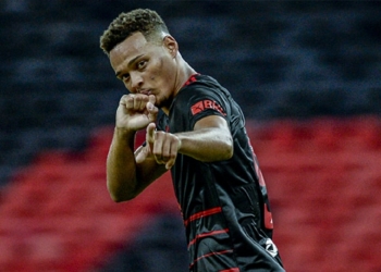 Após atuações de gala, diretoria do Flamengo se reúne para decidir o futuro do jovem Rodrigo Muniz