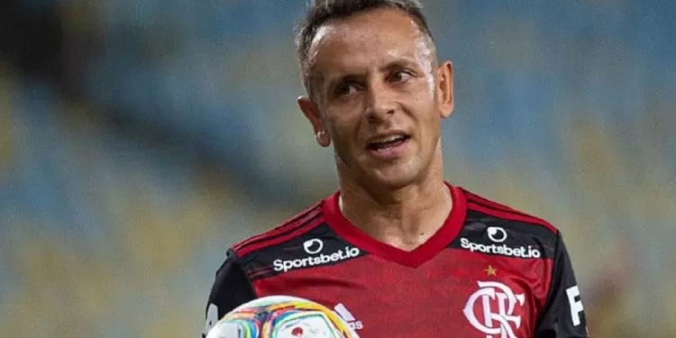 Contratação de Rafinha não é unanimidade na diretoria e divide opiniões; altos valores preocupam o Flamengo