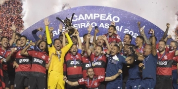 Rogério Ceni cumpre promessa e coloca seu quadro na parede da Gávea