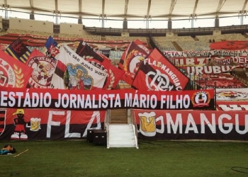 Torcida do Flamengo protesta contra deputados que querem substituir o nome do Maracanã de ‘Mario Filho’ para ‘Rei Pelé’