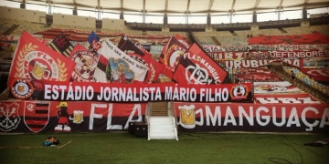 Torcida do Flamengo protesta contra deputados que querem substituir o nome do Maracanã de ‘Mario Filho’ para ‘Rei Pelé’