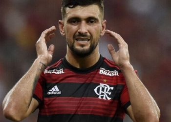 Comentarista diz que Arrascaeta não irá se reapresentar ao Flamengo por problemas em seu contrato
