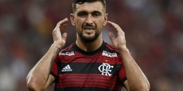 Comentarista diz que Arrascaeta não irá se reapresentar ao Flamengo por problemas em seu contrato