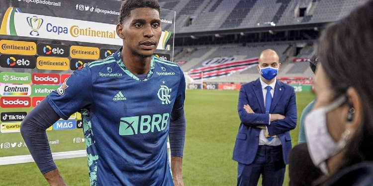 Gigante europeu manda representantes ao Flamengo para comprar o goleiro Hugo Souza; R$ 470 milhões estão sobre a mesa